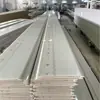 Painel de teto de PVC laminado de luxo leve com nervuras duplas, painel de teto de banheiro resistente à umidade, painel de teto de tira longa para decoração de casa com autoinstalação