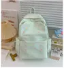 Versátil, moderno e popular entre os estudantes: uma mochila simples e estilosa com estampa de estrelas coloridas, perfeita para viagens e passeios