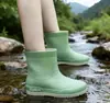 Botas de Chuva de Moda Atacado Transfronteiriço para Mulheres, Sapatos de Água Antiderrapantes de Cano Médio, Botas de Água, Botas de Chuva Curtas, Sapatos para Lavagem de Carros e Cozinha, Sapatos de Borracha, Comércio Exterior