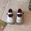 Sapatos Pequenos de Couro para Meninas 2026 Outono Sapatos Individuais para Bebês Prata Bico Redondo Estilo Coreano Sapatos de Princesa Sola Macia Mocassins Baixos