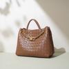 Bolso de mano de cuero tejido con hebilla de cuerda de metal, diseño de nicho, para un solo hombro, portátil, de gran capacidad, estilo retro, para mujer.