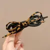 Pinza para el Cabello Retorcida con Flor de Perlas y Pedrería Mariposa para Mujer, Nuevo Estilo 2026 Pinza de Garra para Recogido, Pasador Recto