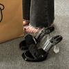 Chinelos de Celebridade da Internet para Mulheres Usarem Fora de Casa Verão 2023 Novo Estilo Fada Versátil Pequeno Cristal Chinelos de Salto Alto Tendência
