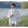 Camisa listrada de manga comprida versátil com proteção solar para homens, estilo coreano, jaqueta camisa de verão solta e fluida, branca da moda