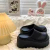 Sandálias estilo Birkenstock de sola grossa, que aumentam a altura, para mulheres, com design de bico fechado, perfeitas para usar ao ar livre, nova coleção de outono de 2026, ideais para mulheres baixinhas e fáceis de calçar.
