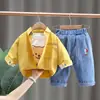 Camisa Nueva de Primavera 2025 para Niños Cuello Camisero Manga Larga Traje de Tres Piezas Pantalones Vaqueros Casuales para Bebé Traje Venta al por Mayor