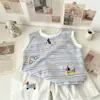 Conjunto casual de pantalones cortos y chaleco sin mangas para niños, nuevo conjunto de dos piezas a rayas de algodón puro bordado de dibujos animados para niños de verano