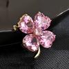 Broche de Trébol de Cuatro Hojas Rosa Dulce, Diseño de Lujo Accesible para Mujer de Alta Gama, Ramillete de Cristal Elegante, Accesorios de Pin Antiexposición