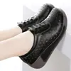 Sapatos femininos de salto plataforma exclusivos para exportação, novo estilo 2026, sola macia, confortáveis, sola grossa, que aumentam a altura, sapatos casuais de couro para mulheres