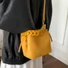 Bolsas de Nicho de Gama Alta para Mujer 2025 Nuevo Invierno Versátil Bolso de Mano Bolso Cubo Retro Bolso de Hombro Cruzado para Viajes