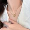 Acero de titanio, resistente al color, colgante simple en forma de U de herradura, collar para suéter, joyería para mujer, versátil, clavícula de acero inoxidable de alta gama.