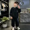 Conjunto de chaleco con capucha y sudadera para niño de otoño, nueva colección primavera/otoño 2026, conjunto casual de tres piezas para niños mayores, disponible para envío directo transfronterizo