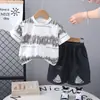 Moda Verão para Meninos Conjunto Curto de Manga Curta Nova Moda Estiloso Infantil de Listras Largas Manga Curta Conjunto de Duas Peças da Moda