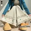 Foto real de calças femininas de perna larga com bordas franzidas e botões coloridos, novo estilo outono/inverno 2026, corte solto, afina a silhueta, versátil, calças casuais tipo algodão