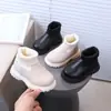 Zapatos de algodón tipo mocasín con forro de lana para bebé, botas estilo Martin de cuero para niña, botas de algodón nuevas de invierno 2026, botines antideslizantes