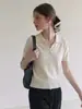Polo retro clásico blanco, nuevo estilo primavera-verano, adecuado para figuras petite, con diseño de hombro recto, versátil y elegante, top de punto de manga corta