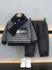 1110 Conjunto de Forro Polar para Niños 2026 Otoño e Invierno Nuevo Estilo Coreano Jeans Engrosados con Forro Polar Conjunto de Dos Piezas Moderno