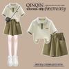 Conjunto de Verão para Meninas 2026 Novo Estilo Estilo College Roupas de Verão Grandes para Crianças Camisa Polo Manga Curta Casual Conjunto de Duas Peças