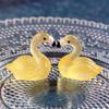 Adornos luminosos de cisne pequeño (2023), resina estéreo, llavero, collar y accesorios.