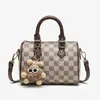 Moda Femenina Otoño/Invierno 2025 Bolso Boston Almohada Texturizado Versátil Bolso de Mano Estampado Moderno Versátil