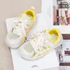 Zapatos deportivos para niños ligeros y elegantes, 2026 para niñas de malla transpirable versátiles de verano suela blanda nuevos zapatos de entrenamiento para niños