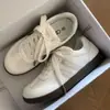 Zapatillas de entrenamiento alemanas de estilo coreano con puntos planos, nuevo modelo otoño 2026, zapatillas transpirables, ligeras y versátiles, zapatos blancos estilo campus para mujer
