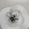 Pulseira de Flor Tridimensional de Metal Exagerada Retrô para Mulheres Anel Aberto de Braço de Luxo Leve de Nicho