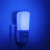 Luz de Noche Personalizada Gy008 con Luz Azul Suave para Ambiente de Dormitorio, Sensor de Luz LED Controlado por Enchufe, Modelo de Enchufe