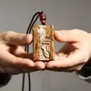 Bodhisattva Ajedrez Madera de Incienso Talla en Relieve Colgante Pixiu de una Cara Estilo Chino Adorno de Madera de Mano Colgante para el Cuello