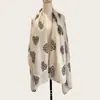 Bufanda fina de seda estilo old money, color blanco roto, con estampado de leopardo y patrón de corazón, versátil, tamaño grande, chal protector solar para viajes a Xinjiang