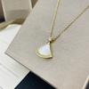 Colgante de Ágata Roja Edición Alta Cadena Clavicular Versátil Acero de Titanio Chapado en Oro Rosa de 18K Nácar Blanco Forma de Abanico Collar Falda Pequeña