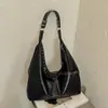 Bolso de Hombro Individual con Remaches Retro de Alto Valor para Mujer, Bolso Tote de Gran Capacidad para el Trabajo, Nuevo Otoño 2026