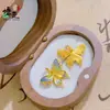 Item Popular da Loja de Ouro: Colar com Pingente de Borboleta Dourado Areia Estilo Antigo com Silhueta de Borboleta Desvanecida, Cor Esmalte Gradiente Dopamina de Verão