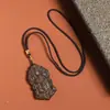 Nuevo Estilo Talla de Madera de Agar con Incrustación del Dios Amarillo de la Riqueza, Adorno de Mano de Moda Creativo Único, Collar Colgante Coleccionable Unisex