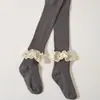 Estilo Novo Primavera e Outono Meias Listradas Verticais de Algodão Penteado com Renda de Morango Vazada para Bebês Meninas Atacado