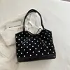 Bolsa de mão retrô com bolinhas para mulheres, nova bolsa de ombro casual para o outono/inverno de 2026, grande capacidade, bolsa tote versátil