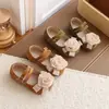 Sapatos Mary Jane florais para meninas, coleção primavera/outono 2026, com fecho de fivela, sola macia, estilo princesa, camurça retrô, sapatos de bico raso para meninas pequenas