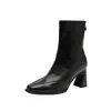 Botas curtas de salto alto estilo coreano para mulheres, novo modelo outono e inverno, botas estilo Martin com bico quadrado, pretas, forradas com pelúcia, salto grosso, botas de corte justo