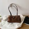 Bolsa de mão simples, camurça, estilo outono coreano, bolsa de ombro, vintage, elegante, versátil, design novo, adequada para o dia a dia, feminina, 2026