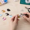 Colgante de aleación de gato acostado de dibujos animados con goteo de aceite, Amuleto de gato lindo multicolor, Accesorios para pulseras, collares, joyería DIY
