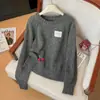 Suéter de cuello redondo para mujer, otoño e invierno, estilo nuevo, estilo perezoso, holgado, adelgazante, manga larga, top de punto, suave y pegajoso, bordado, cereza pequeña
