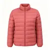 Novos estilos de outono e inverno: Jaquetas de algodão leves com gola alta para mulheres, mulheres de meia-idade e idosas, com zíperes, designs quentes e básicos, disponíveis para atacado