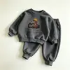 Nova coleção de primavera e outono: conjunto infantil de duas peças para meninos, com uma camiseta de manga comprida estampada com desenho animado e calça jogger combinando, um conjunto moderno para crianças