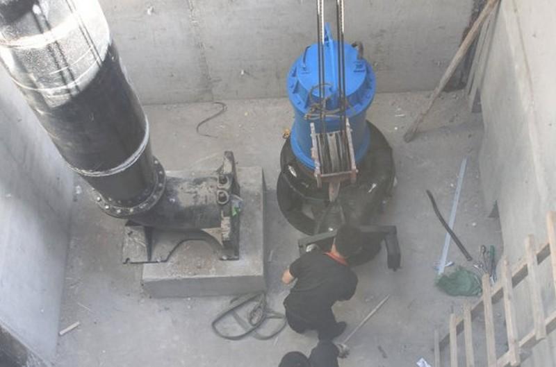 大型污水泵安装现场图片_conew1