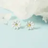 Brincos de Florzinha Margarida Hyuna, Flores Pequenas Simples de Verão, Fofos e Doces, Brincos Versáteis em Cores Doces para Mulheres, Design de Gotejamento de Óleo