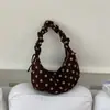 Bolsa de ombro plissada de bolinhas de nicho para verão feminino, novo modelo 2026, requintada e fashion, bolsa versátil de ombro e transversal para sair