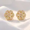 Brincos femininos de alta qualidade, best-sellers transfronteiriços europeus e americanos, com design floral simples cravejado de zircônia, transmitindo uma sensação de luxo leve e sofisticação.