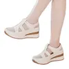 Sandálias Respiráveis Populares de Malha com Salto Anabela para Mulheres 2026 Verão Novo Estilo Sandálias Romanas de Bico Fechado Sapatos Brancos Confortáveis com Solado Macio
