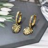 Suministro exclusivo transfronterizo de Cao Shi: pendientes de hoja de tortuga chapados en oro y cobre para mujer, pendientes creativos de moda de hojas de estilo europeo y americano.