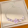 Pulseira de trevo flor em formato de coração com detalhes em diamante, toque de luxo leve e nicho de alta qualidade, adequada para o trajeto diário, joia simples e versátil